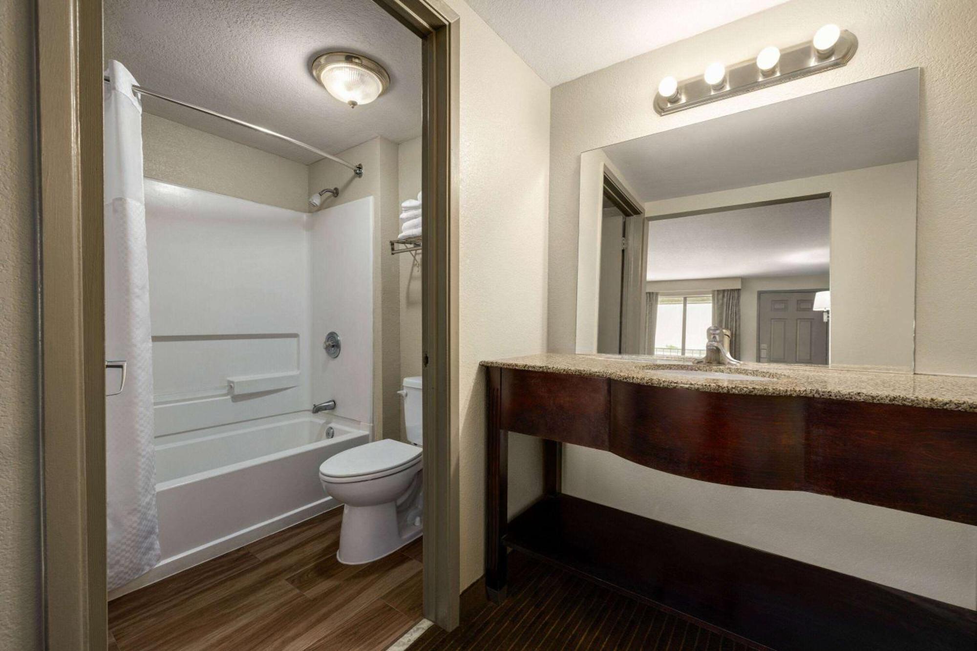 Days Inn By Wyndham Fresno South Zewnętrze zdjęcie