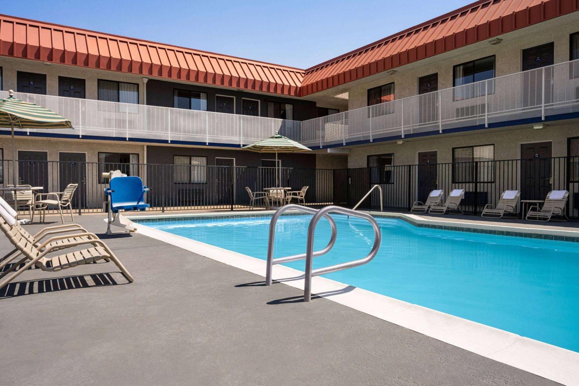 Days Inn By Wyndham Fresno South Zewnętrze zdjęcie